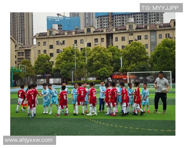 足球巨星齐聚龙岗，共同见证足球文化蓬勃发展新篇章